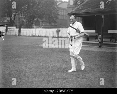 I pari e i deputati di Cricket la Camera dei Comuni e la Camera dei Lord si opposero alla Westminster School sul terreno di quest'ultima. Lord Gainsford. Il colonnello Sir Matthew Wilson uscendo al pipistrello 15 giugno 1922 Foto Stock