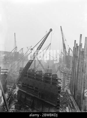 Un lavoro sul nuovo Tilbury dock estensione il nuovo 1 , 000 piedi di blocco in corso di costruzione Foto Stock