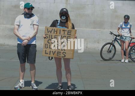 londra UK 31 maggio 2020 i manifestanti BlackLivesMatter si sono riuniti a Trafalgar Square, Londra, per offrire un sostegno morale alla famiglia di George Floyd, che è stato scocciato a morte dal poliziotto di Minneapolis Derek Chauvin, BlackLivesMatter, un'organizzazione globale negli Stati Uniti, Regno Unito, E il Canada fu fondato nel 2013 in risposta all'assoluzione dell'assassinio di Trayvon Martin.Paul Quezada-Neiman/Alamy Live News Foto Stock