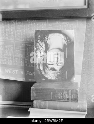 Foto scultura , notevole forma di arte nuova Foto scultura è il nome che il signor Edmunds di Brighton ha dato ad una nuova e notevole forma d'arte . Targa fotografica di guida che mostra le linee incentrate sul sitter 27 aprile 1922 Foto Stock