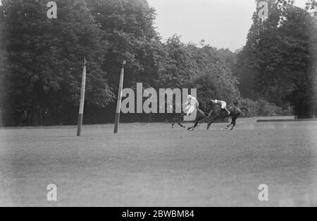 Remarkable Action Shot Fotografia di American Polo Team UNA fuga stretta per Roehampton 2 giugno 1921 Foto Stock