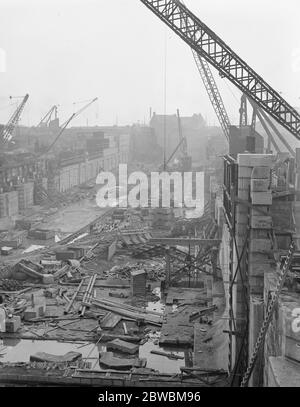 Un lavoro sul nuovo Tilbury dock lavori in corso su un'estremità del bacino asciutto di 750 piedi Foto Stock