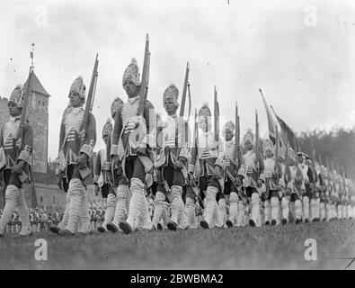 La prova di vestito pieno nell'arena di Rushmoor , Aldershot , Hampshire , per il Tattoo di Aldershot . Soldati vestiti nelle uniformi delle protezioni dei piedi del XVIII secolo . 30 maggio 1935 Foto Stock