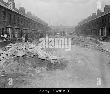 Molte delle case rovinate nella recente esplosione della parte orientale sono state ora riparate e gli abitanti stanno ritornando vista generale di una delle strade che mostrano i detriti portati dalle case durante la ricostruzione 20 marzo 1917 Foto Stock