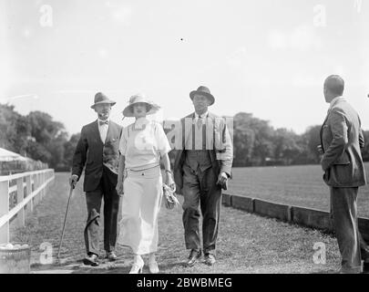 Polo all'Hurlingham Club , Londra - finale della Whitney Cup Argentina contro Quidnuncs sinistra a destra Lord e Lady Wodehouse 28 maggio 1922 Foto Stock