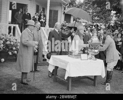 Il Re e la Regina a Ranelagh quando assistettero alla finale per la Cororation Cup del Re , Jaipur contro Scotts Grays , e presentarono le tazze alla prima . 15 luglio 1933 Foto Stock