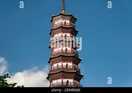 Pagoda di Chigang che si erge sopra gli alberi contro un cielo blu nel distretto di haizhu in Guangzhou Cina, provincia di Guangdong. Foto Stock