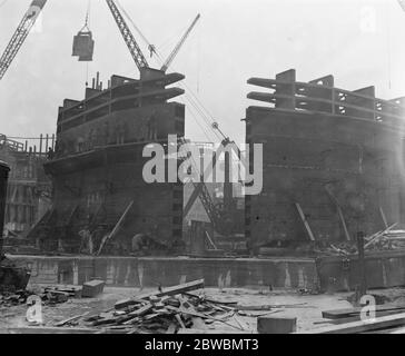 Un lavoro sul nuovo Tilbury ancorks estensione cancelli di blocco per il nuovo 1 , 000 piedi di blocco Foto Stock