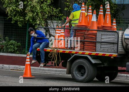 Manila. 31 maggio 2020. I lavoratori della Metropolitan Manila Development Authority installano coni stradali per la nuova corsia di autobus che trasportano i passeggeri da e per il Metro Rail Transit lungo Epifanio Delos Santos Avenue mentre si preparano alla corsa dei pendolari a causa dell'allentamento delle restrizioni di blocco COVID-19 a Manila; Le Filippine il 31 maggio 2020. Il presidente filippino Rodrigo Duterte ha detto il giovedì le restrizioni in Metro Manila saranno ulteriormente attenuate dal 1 giugno, consentendo la maggior parte delle imprese e dei trasporti di riaprire. Credit: Rouelle Umali/Xinhua/Alamy Live News Foto Stock