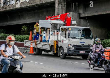 Manila. 31 maggio 2020. I lavoratori della Metropolitan Manila Development Authority installano coni stradali per la nuova corsia di autobus che trasportano i passeggeri da e per il Metro Rail Transit lungo Epifanio Delos Santos Avenue mentre si preparano alla corsa dei pendolari a causa dell'allentamento delle restrizioni di blocco COVID-19 a Manila; Le Filippine il 31 maggio 2020. Il presidente filippino Rodrigo Duterte ha detto il giovedì le restrizioni in Metro Manila saranno ulteriormente attenuate dal 1 giugno, consentendo la maggior parte delle imprese e dei trasporti di riaprire. Credit: Rouelle Umali/Xinhua/Alamy Live News Foto Stock