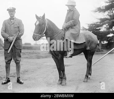 Il Maestro di volpe Hounds del Ledbury e sua moglie Sir George e Lady Bullough 5 gennaio 1921 Foto Stock