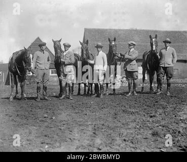 Argentina Polo Practice a Neasden Left to Right A M pena, J B Miles (n. 1), L L Lacey (indietro), D B Miles (n. 3) e Nelson 17 aprile 1922 Foto Stock