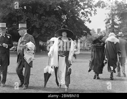 Polo al ranelagh Club , Londra Ovest . Anglo - Polo match francese per la Verdun Challenge Cup . Nella foto sono sir Charles e Lady Walpole . 17 giugno 1922 Foto Stock