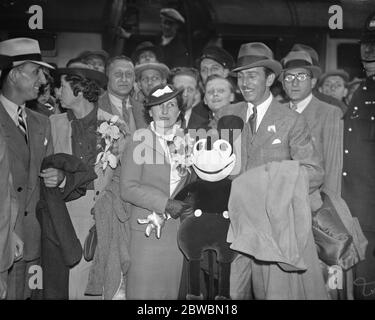 Walt Disney ( creatore di ' Topolino ' ) e la signora Disney al loro arrivo dall'America 12 giugno 1935 Foto Stock