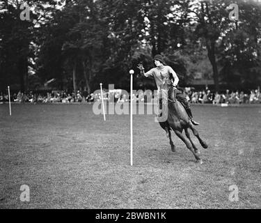 Roehampton Club Pony Gymkhana Miss Cecilie Nickalls prendendo una palla dal posto nella gara di palla e basket 28 maggio 1920, Foto Stock