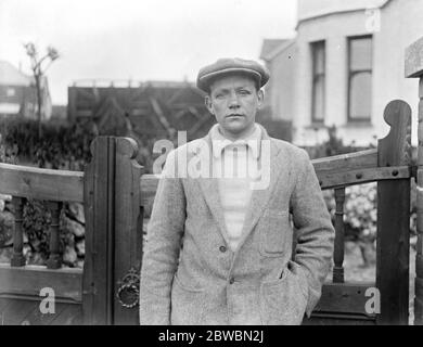 Jimmy Wilde si è in forma per incontrare Pancho Villa per il titolo mondiale sulle colline gallesi 2 maggio 1923 Foto Stock