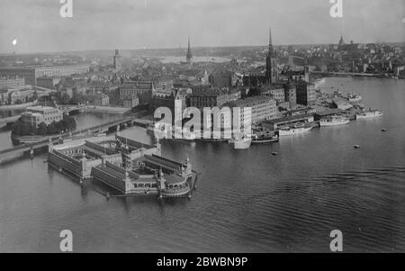 Una vista generale di Stoccolma , che mostra il Palazzo reale a sinistra , la Chiesa di Riddarholm a destra , e le magnifiche piscine d'acqua di mare in primo piano . 13 novembre 1922 Foto Stock