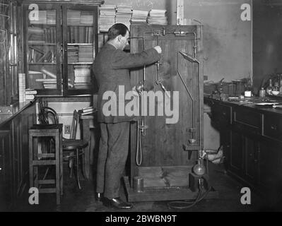 Trattamento di Radium presso il Radium Institute , Riding House Street, Portland Place, Londra . Impianto di depurazione per emanazione di radio . 16 gennaio 1925 Foto Stock