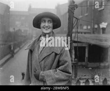 Lady Cynthia Mosley che assiste suo marito, il signor Oswald Mosley, candidato laburista alla divisione Ladywood di Birmingham. 17 ottobre 1924 Foto Stock