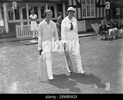 Il ' Sud' contro il ' resto del Sud' al processo di cricket delle donne a New Beckenham. Miss F Hurst e Miss TG Threlford ( occhiali ) che escono al pipistrello . 17 giugno 1933 Foto Stock