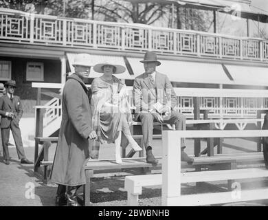 Polo all'Hurlingham Club , Londra - Freebooters V Cowdray Park Mrs Alfredo pena , Mrs W Isaacs , Captain F A Gill 10 maggio 1922 Foto Stock