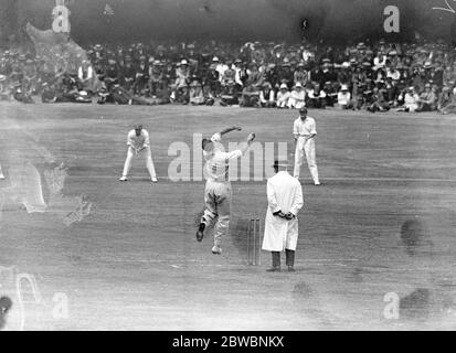 Inghilterra contro Australia a Leeds . Gregory ( Australia ) sta per consegnare la palla . 6 luglio 1921 Foto Stock