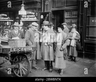 Labors Capital Levy Champion a Leicester MR Patick Lawrence , candidato laburista alla canvasing di leicester 21 novembre 1923 Foto Stock