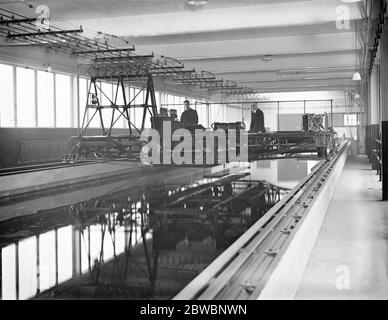 Presso il laboratorio fisico nazionale di Teddington . Il nuovo serbatoio marino per test , lungo 678 piedi , largo 20 piedi e profondo d'acqua di 9 piedi . Modello di carrello di traino , che può trainare scafi modello fino a velocità superiori a 30 piedi al secondo . È azionato elettricamente con corrente fornita da cavi sospesi, come mostrato nella fotografia . Apparecchi per il controllo delle eliche . L'elica è tenuta su un albero davanti al corpo e completa registrazione del suo comportamento , in modo che testando diverse le migliori viti per ogni particolare nave si può trovare . 14 novembre 1932 Foto Stock