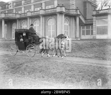 Lady Wentworth , famosa come allevatrice di cavalli arabi , allevamento di cavalli arabi , e si interessa molto di più all' allevamento , alla rottura e alla scolarizzazione di questi bellissimi animali . Il pony brougham di Lady Wentworth . Entrambi i pony visti nel fotografo hanno vinto coppe e medaglie campione. Sono solo circa 11 mani 17 marzo 1923 12 marzo 1923 Foto Stock