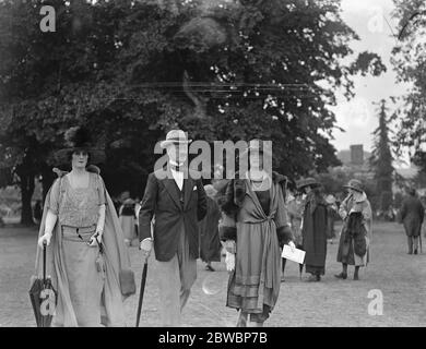 Polo al ranelagh Club , Londra Ovest . La gara anglo - Polo francese per la Verdun Challenge Cup . Nella foto sono sir John e Latta con la loro figlia . 17 giugno 1922 Foto Stock