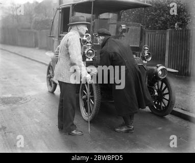 Labors Capital Levy Champion a Leicester MR Patick Lawrence , candidato laburista alla canvasing di leicester 21 novembre 1923 Foto Stock