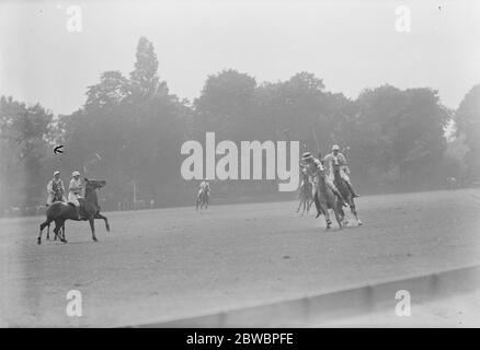 Remarkable Action Shot Fotografia di American Polo Team UNA fuga stretta per Roehampton 2 giugno 1921 Foto Stock