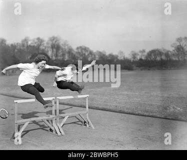 Preparazione ai Giochi Olimpici . La sig.ra Hatt ( a sinistra ) e la sig.ra Wright si sono lanciate in un'avventura al Battersea Park , dove alcuni atleti ben noti si stanno preparando per i Giochi Olimpici delle Signore . 22 marzo 1924 Foto Stock