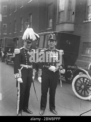 Il Re tiene un levee al Palazzo di San Giacomo. L'ammiraglio Goodenough (a sinistra) e Sir Arthur Stanley che partono. 13 marzo 1924 Foto Stock