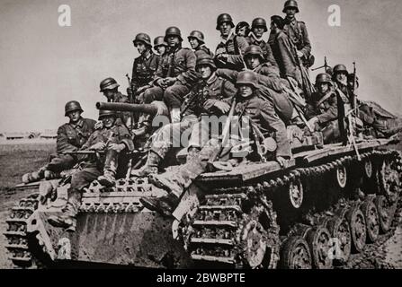 Dopo l'inizio dell'operazione Barbarossa, iniziata il 22 giugno 1941, le truppe tedesche prendono un ascensore su un carro armato tedesco mentre avanzano su Mosca, Russia. Foto Stock