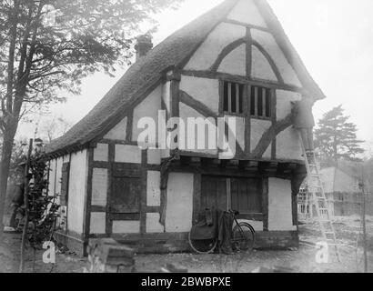 Lotta per 600 anni cottage . Per lo spirito pubblico del Consiglio Epsom , lo storico cottage pre Tudor a Cheam , E' stato salvato dal mercato americano e deve essere conservato come edificio pubblico e utilizzato come uffici del Consiglio Parrocchiale a Cheam la struttura di 600 anni ha dovuto essere spostata a una distanza di 50 iarde, a causa di miglioramenti nella vicina autostrada. Il compito è appena stato completato e operai specializzati stanno sostituendo le massicce travi a vista dell'interno 5 gennaio 1923 5 gennaio 1923 Foto Stock