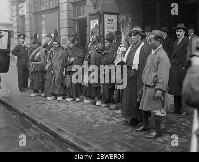 Il primo Lamas a visitare l'Europa a Londra . Un gruppo di lamine fuori dal Teatro alla Scala . 1 dicembre 1924 Foto Stock