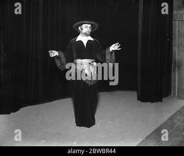 Le Miroir Juif al London Pavilion . M Victor Henkine cantando una canzone hassidica . 1 marzo 1926 Foto Stock