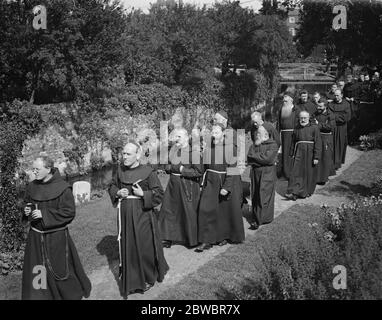 Celebrazioni settenarie a Canterbury della venuta dei Frati Francescani in Inghilterra i Frati Francescani che attraversano i giardini francescani 10 settembre 1924 Foto Stock