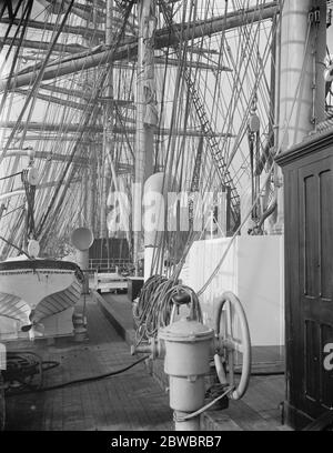 La Kobenhavn , la nave a vela più grande del mondo , nel Tamigi una vista da poppa che guarda verso l'alto e in avanti verso le navi che battono il 23 gennaio 1925 Foto Stock