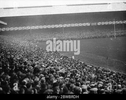 La Nuova Zelanda sconfigge l'Inghilterra in una partita di rugby a Twickenham. Una vista generale che mostra il gioco in corso . 3 gennaio 1925 Foto Stock