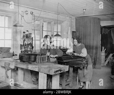 Preparazione per il Festival di musica da camera antica di Haslemere . Famiglia famosa che fa strumenti di vecchia data . Due figlie del signor Arnold Dolmetsch, Nathalie (sinistra) e Cecile, in sala di lavoro. 23 gennaio 1925 Foto Stock