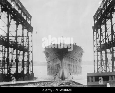 Lancio del nuovo portaerei della Marina statunitense . La USS Lexington , la nave aerea più recente della Marina statunitense , prendendo il suo primo bagno . Fu lanciata nel cantiere Fore River a Quiney , Messa . 14 ottobre 1925 Foto Stock