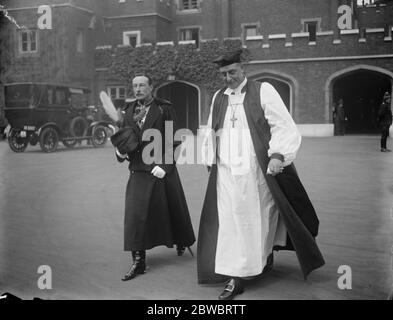 Il re tiene il levee al palazzo di St James. Il Signore Annaly e il Vescovo di Sant'Albano . 31 maggio 1926 Foto Stock