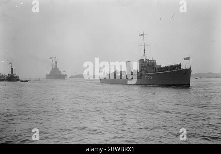 Il ritorno del Principe di Galles . HMS Repulse un famoso incrociatore di battaglia in arrivo a Portsmouth, guidato da Destoyer H55 . 16 ottobre 1925 Foto Stock