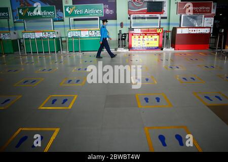 Kathmandu, Nepal. 31 maggio 2020. Un poliziotto cammina oltre i banchi chiusi dei voli durante il governo imposto blocco tra le preoccupazioni sulla diffusione della malattia di coronavirus a Tribhuvan International Credit: Skanda Gautam/ZUMA Wire/Alamy Live News Foto Stock