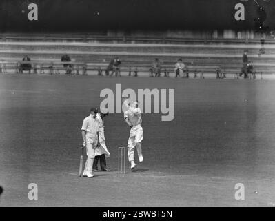 Surrey contro Hampshire all'Oval . Sadler , il nuovo fast bowler di Surrey in azione . 11 maggio 1925 Foto Stock