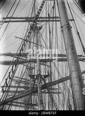 La Kobenhavn , la nave a vela più grande del mondo , nel Tamigi una vista da poppa che guarda verso l'alto e in avanti verso le navi che battono il 23 gennaio 1925 Foto Stock