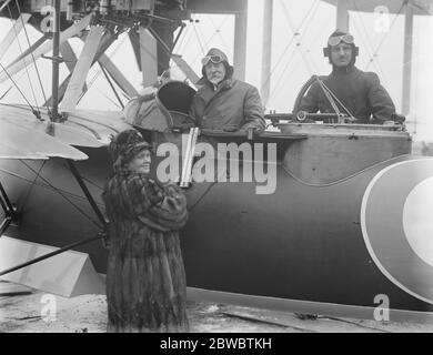 Lancio della nuova imbarcazione volante Australiana supermarine napier ' Seagull' a Southampton . Sir Joseph Cook con il pilota poco prima del volo. Lady Cook si vede rompere la bottiglia di champagne sulle centine della barca volante . 6 febbraio 1926 Foto Stock