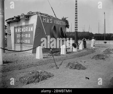 Memoriale vendicativo a Ostenda . Il Memoriale vendicativo appena completato ad Ostenda assume una forma molto innovativa . Una vista ravvicinata della sezione di prua di Vindictive come allestita nel Memorial . 20 agosto 1925 Foto Stock